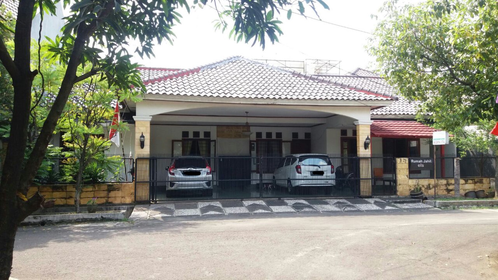 Di jual rumah di taman laguna cibubur