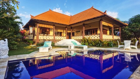 Villa with stunning sunset view for sale
