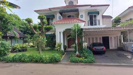 Rumah Mewah Sebelah Sport club dan kolam renang