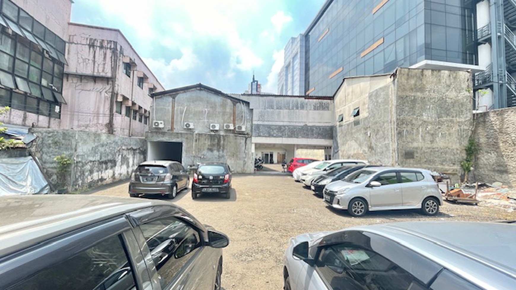 Kantor luas tanah 1450 meter, Mampang Prapatan / Tandean, parkir super luas, siap pakai