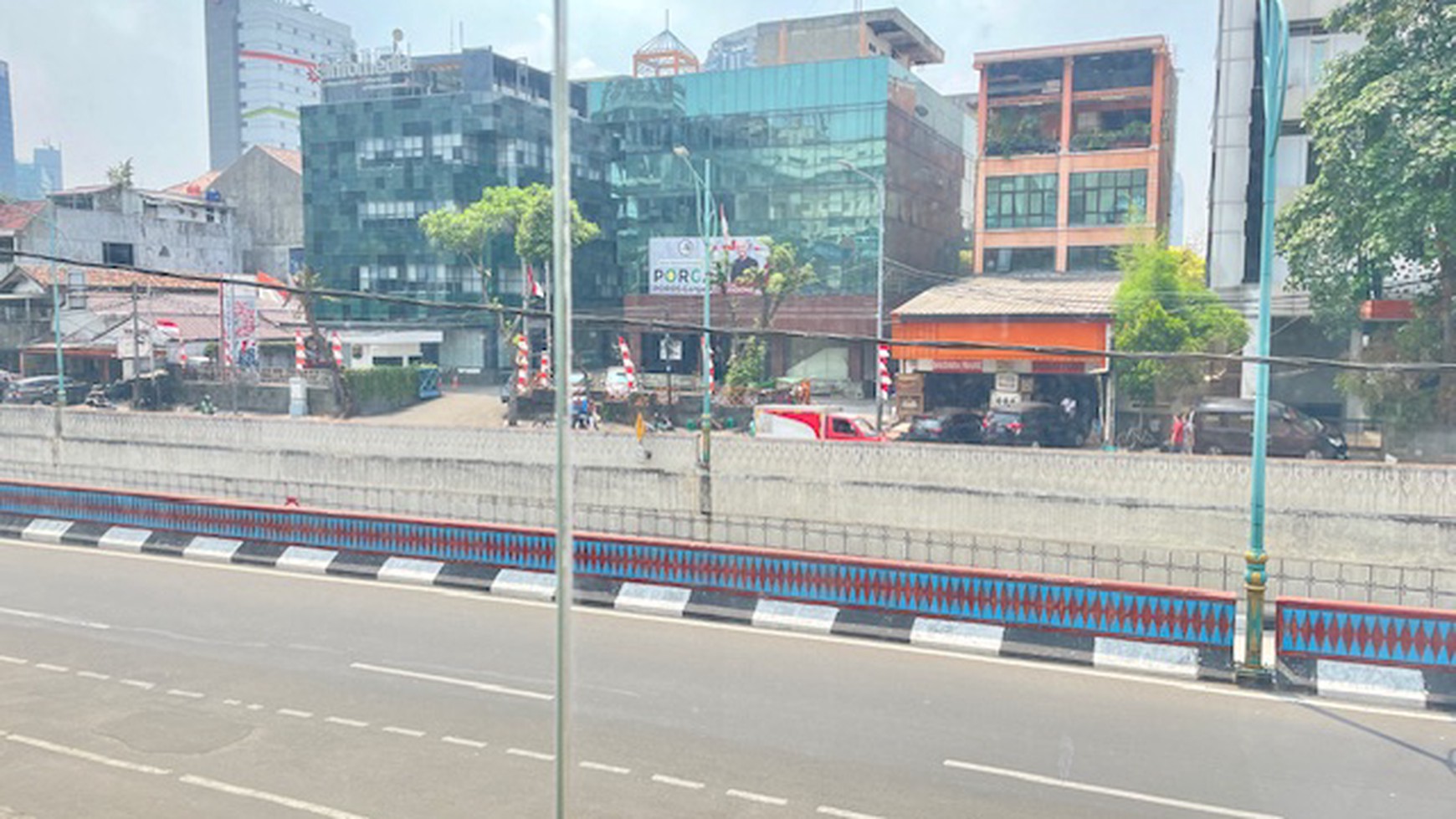 Kantor luas tanah 1450 meter, Mampang Prapatan / Tandean, parkir super luas, siap pakai