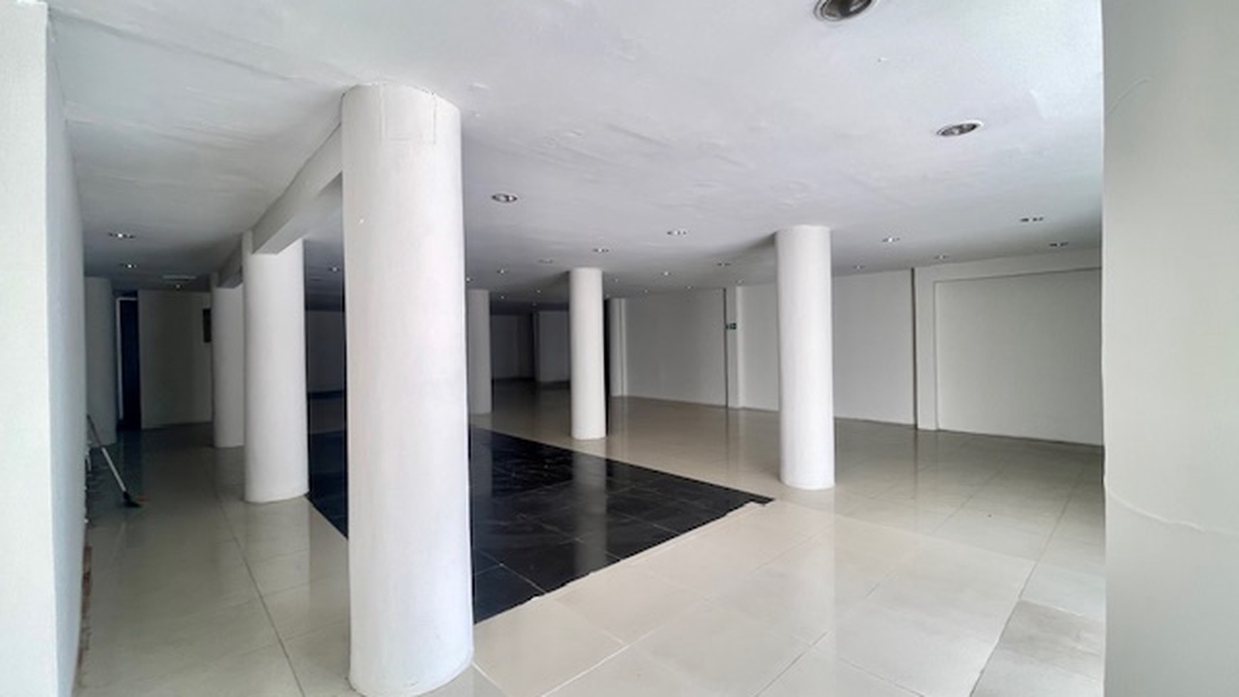 Kantor luas tanah 1450 meter, Mampang Prapatan / Tandean, parkir super luas, siap pakai