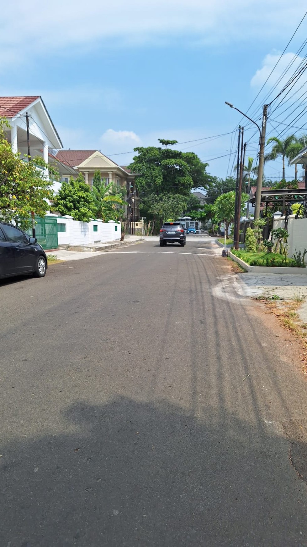 Rumah 2 lantai hitung tanah lokasi aman di Kelapa Gading