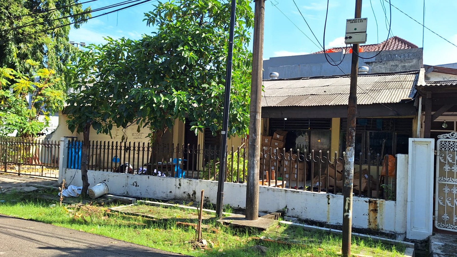 Rumah tua 1 lantai  masih layak huni ,lokasi OK di Bojong Indah Cengkareng