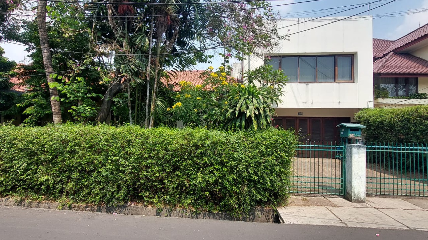 Rumah bagus siap huni di kebon jeruk 