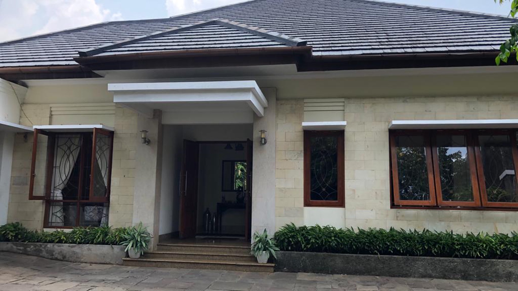 Rumah 2 LT modern,luas,elegant di Jl Kemang Timur, Mampang Jakarta Selatan