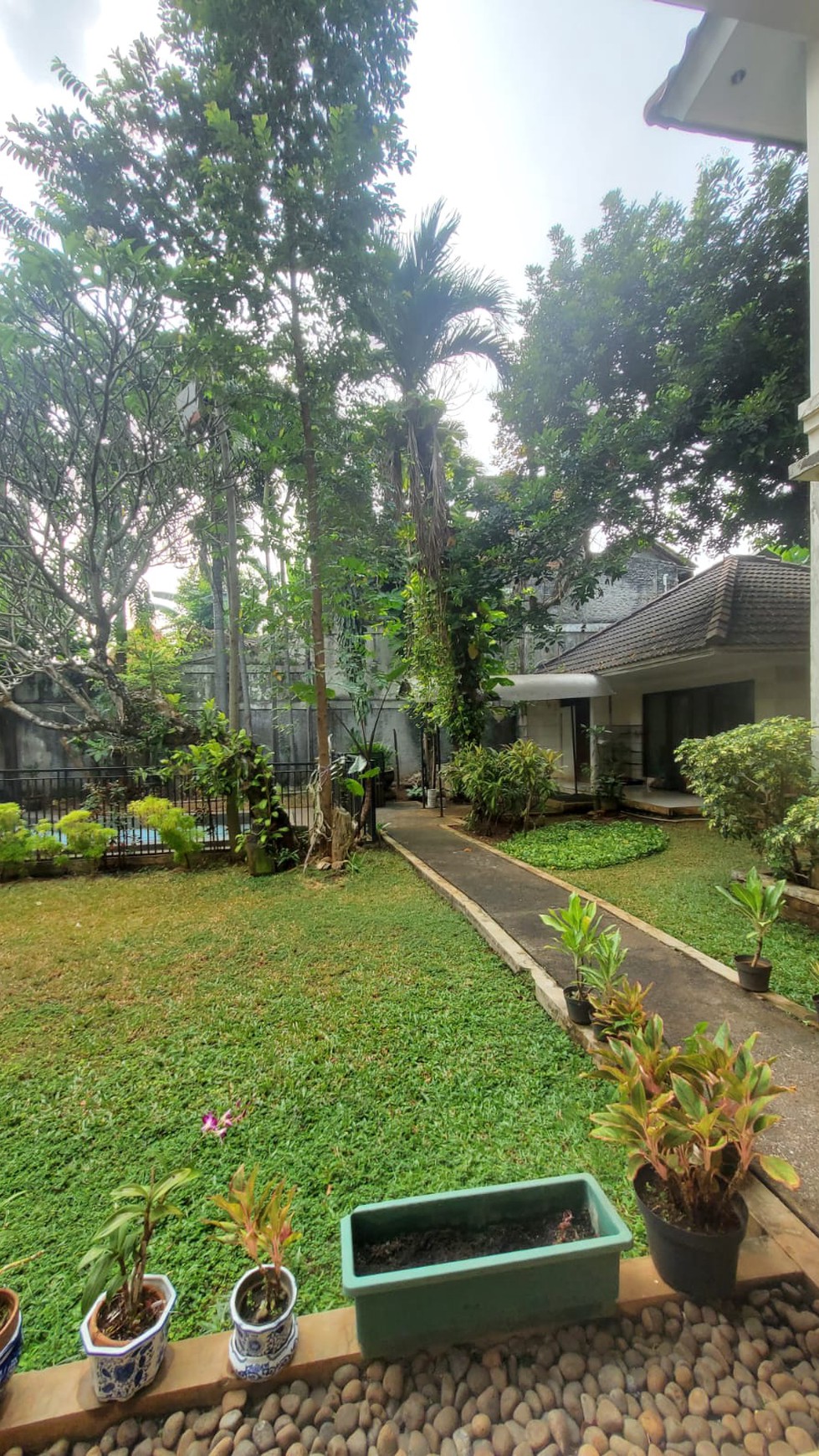 Rumah Mewah Siap Huni dengan Halaman Luas dan Lingkungan Asri @Jl Kemang Utara