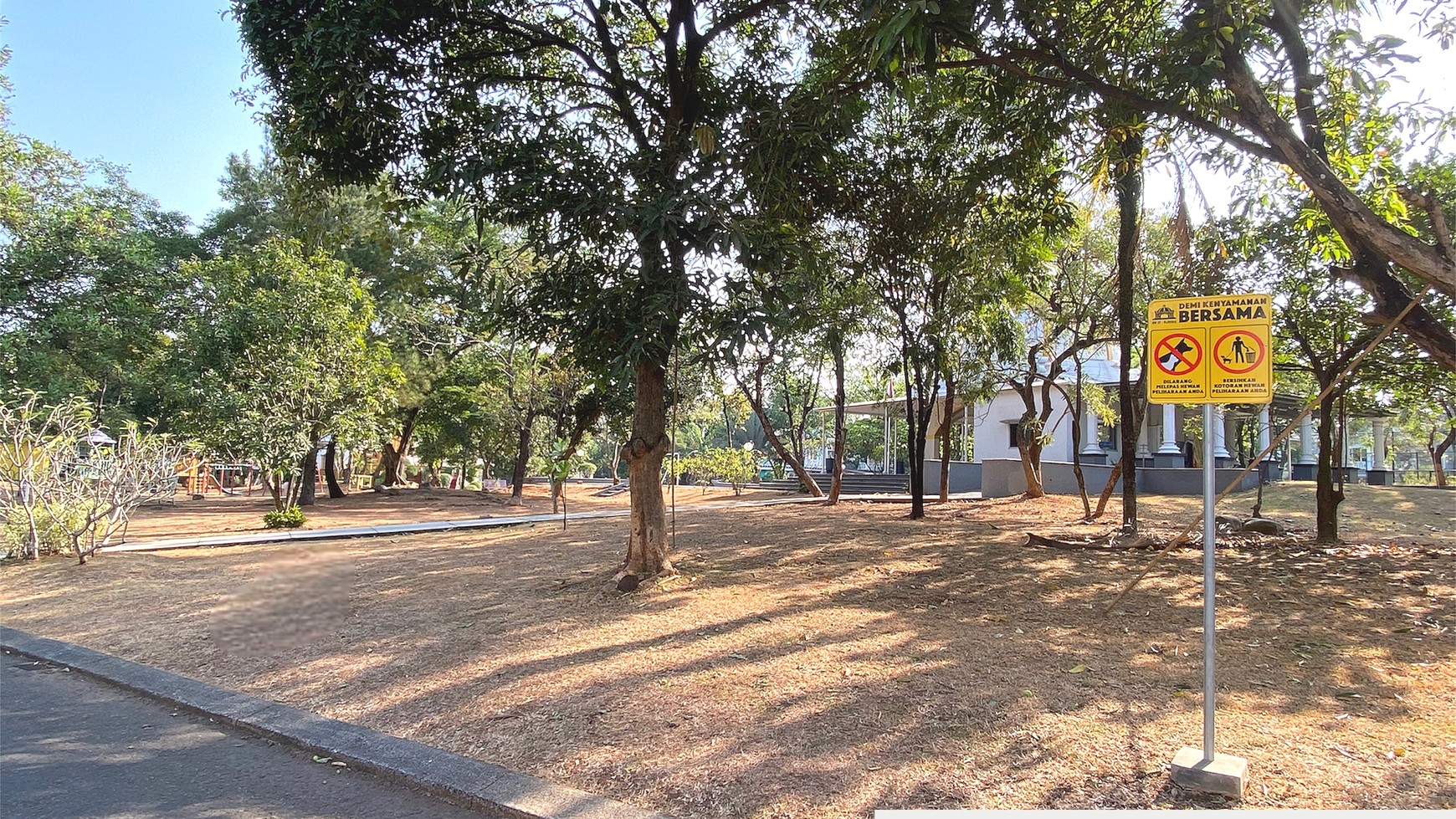 Rumah Depan Taman di Kota Wisata Cibubur