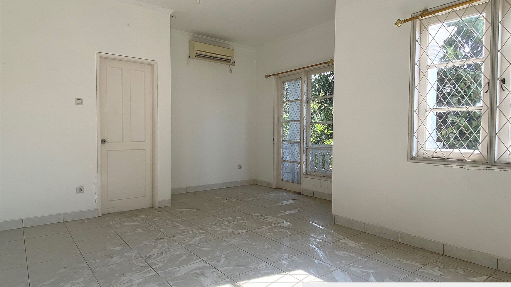 Rumah Depan Taman di Kota Wisata Cibubur