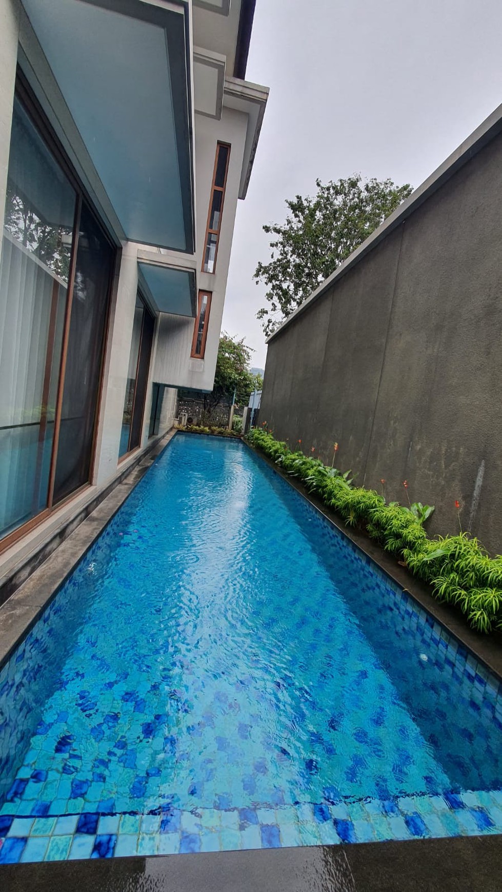 Rumah mewah dengan gaya modern minimalis di lokasi premium jakarta selatan