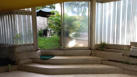 Rumah cocok untuk membuka bisnis F n B atau kantor. Lokasi Senopati Area