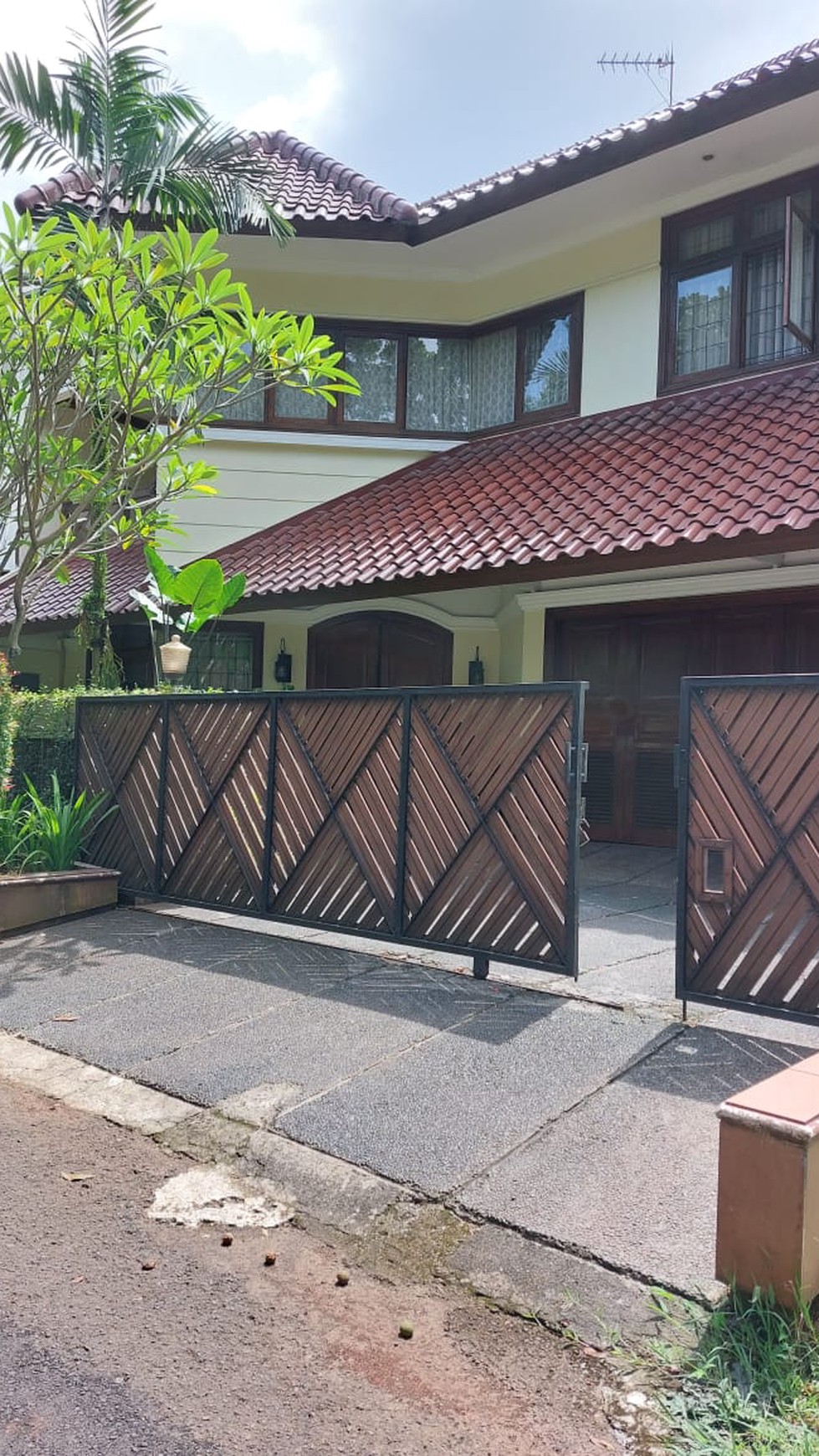 Rumah cantik, siap huni di menteng bintaro