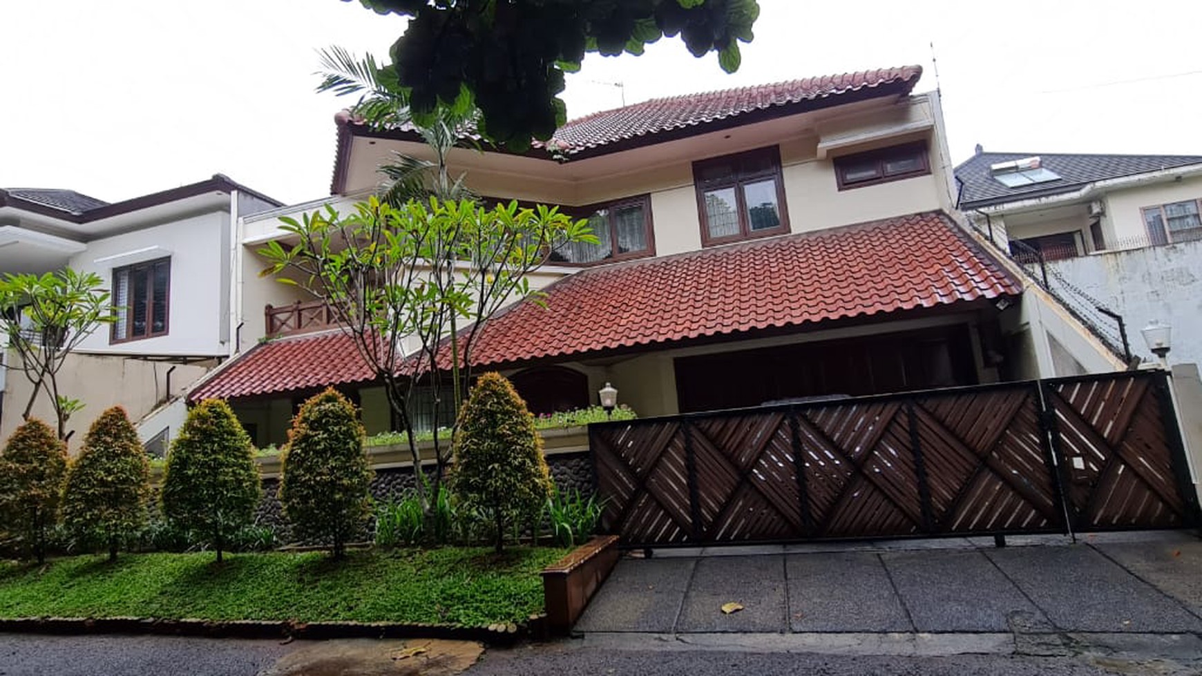 Rumah cantik, siap huni di menteng bintaro