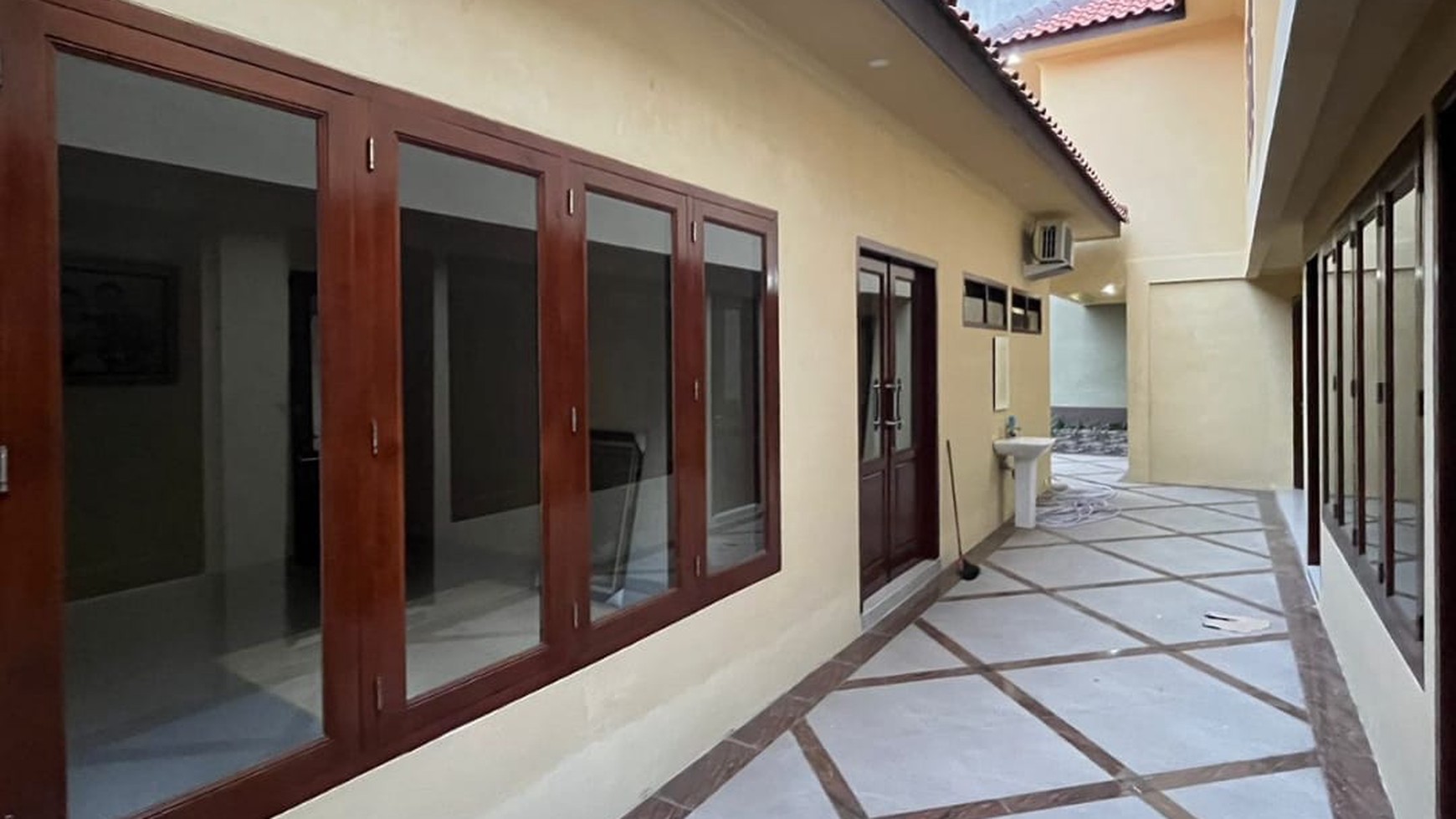 Dijual Rumah ada Kantornya Siap Huni ml