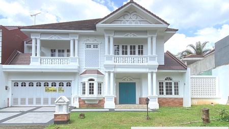 Rumah Besar dengan Halaman Luas di Kota Wisata, Cibubur