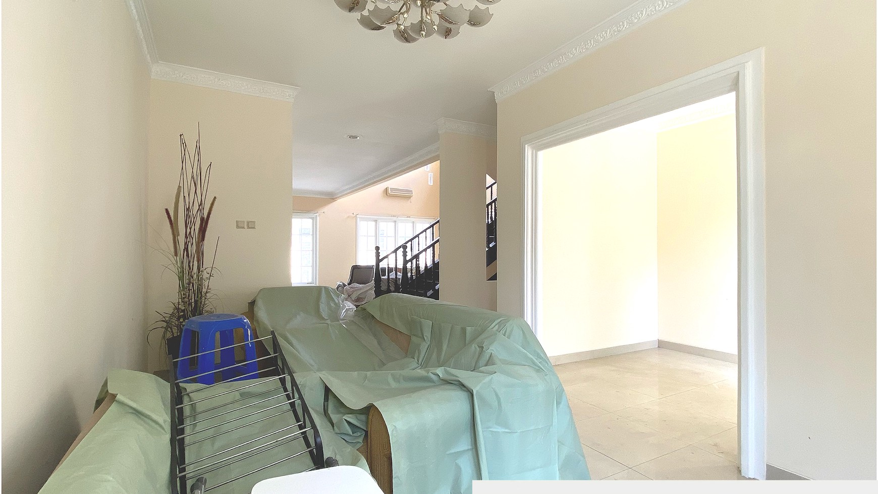 Rumah Besar dengan Halaman Luas di Kota Wisata, Cibubur