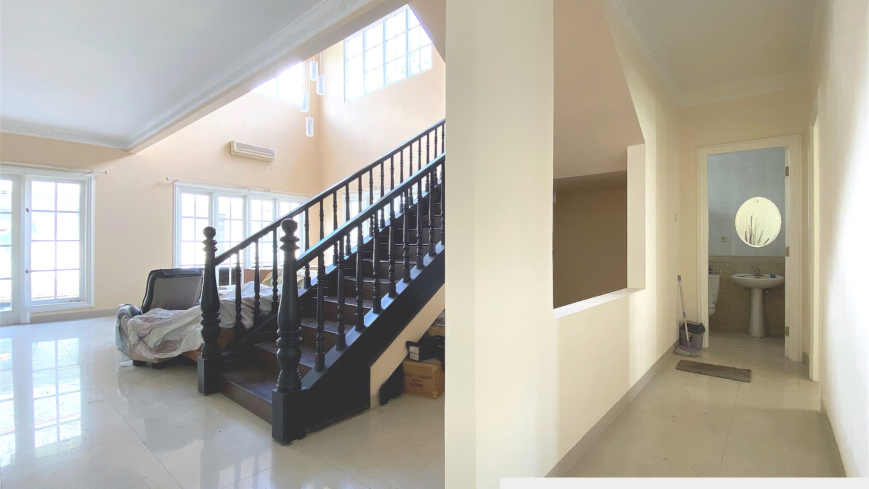 Rumah Besar dengan Halaman Luas di Kota Wisata, Cibubur