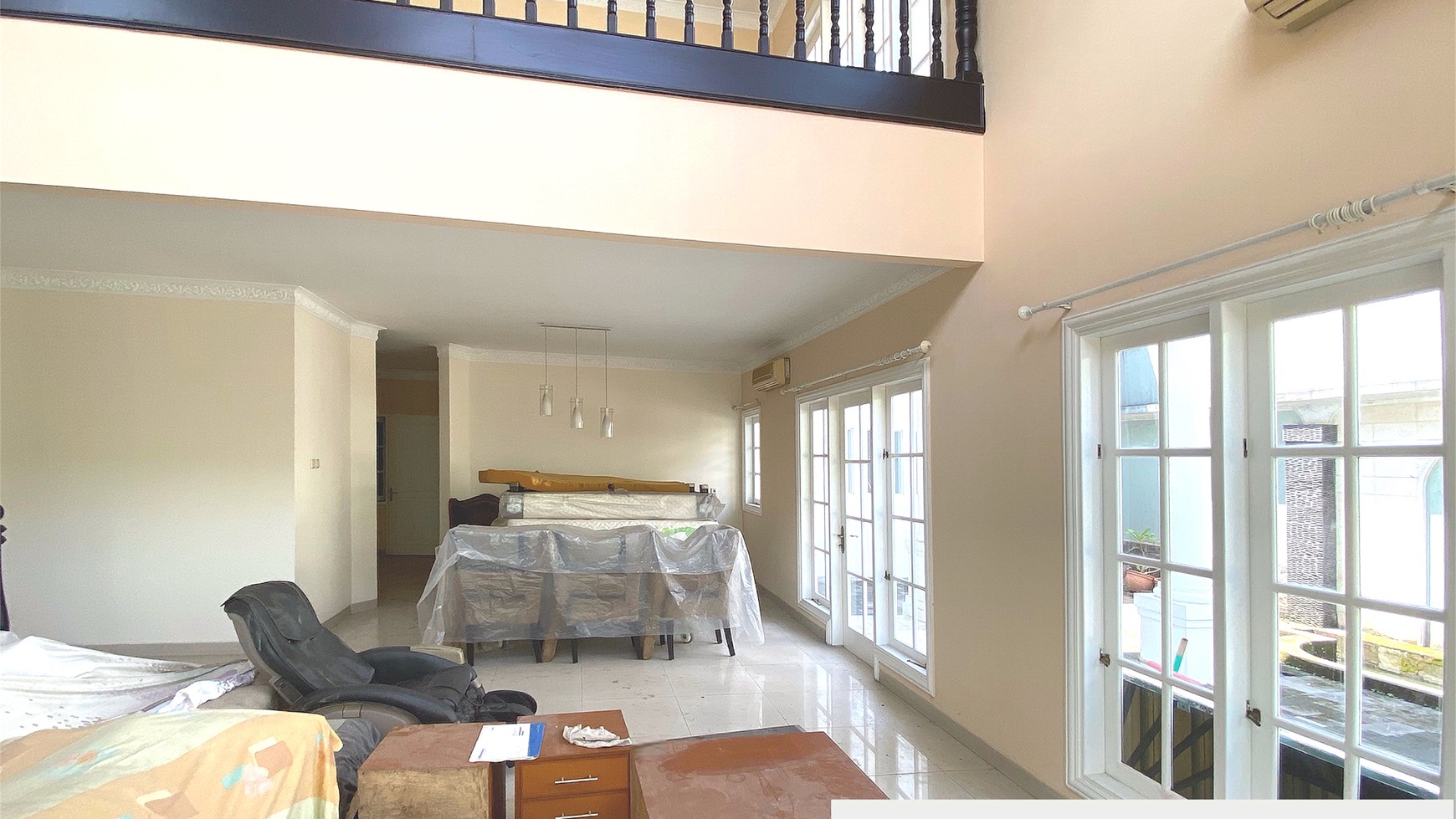 Rumah Besar dengan Halaman Luas di Kota Wisata, Cibubur