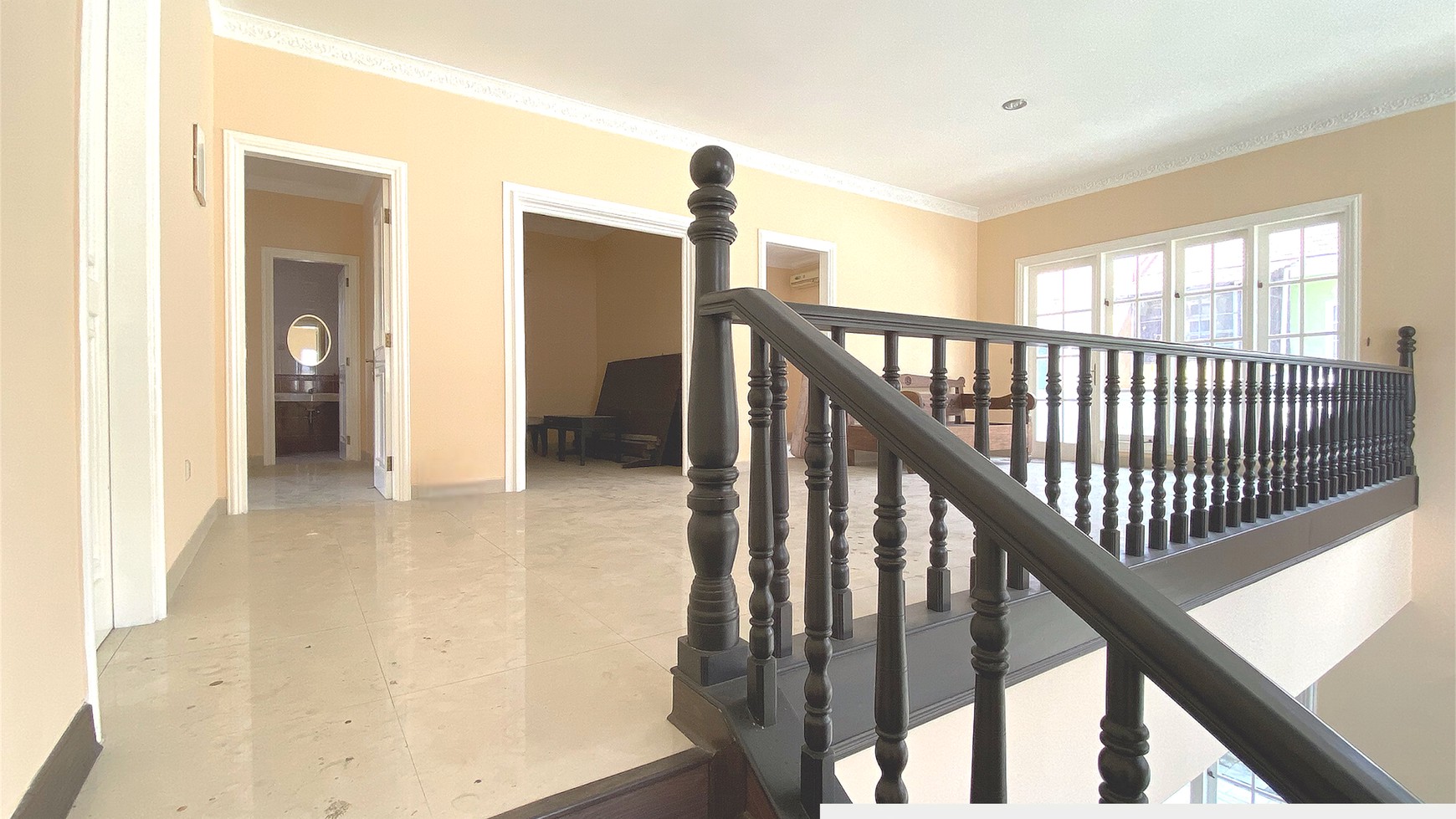 Rumah Besar dengan Halaman Luas di Kota Wisata, Cibubur