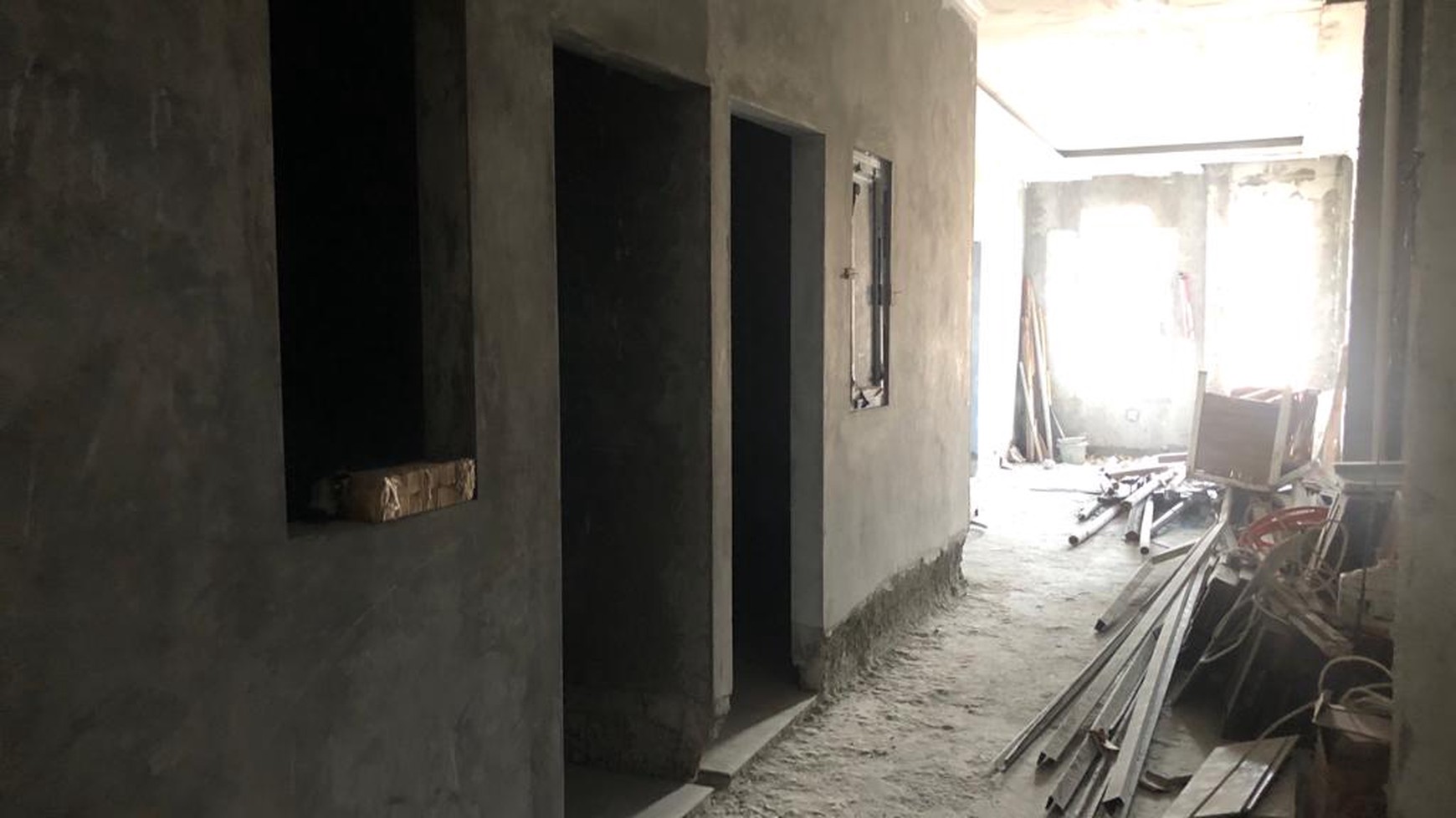 Rumah Luas,pinggir jalan,dekat radio dalam Raya 2Lantai dan Rumah Kost-kostan 14 kamar. Rooftop Tahap finishing 70% Lokasi Bagus, Menguntungkan untuk usaha di daerah Jl Dwijaya Raya Gandaria Utara, Ke