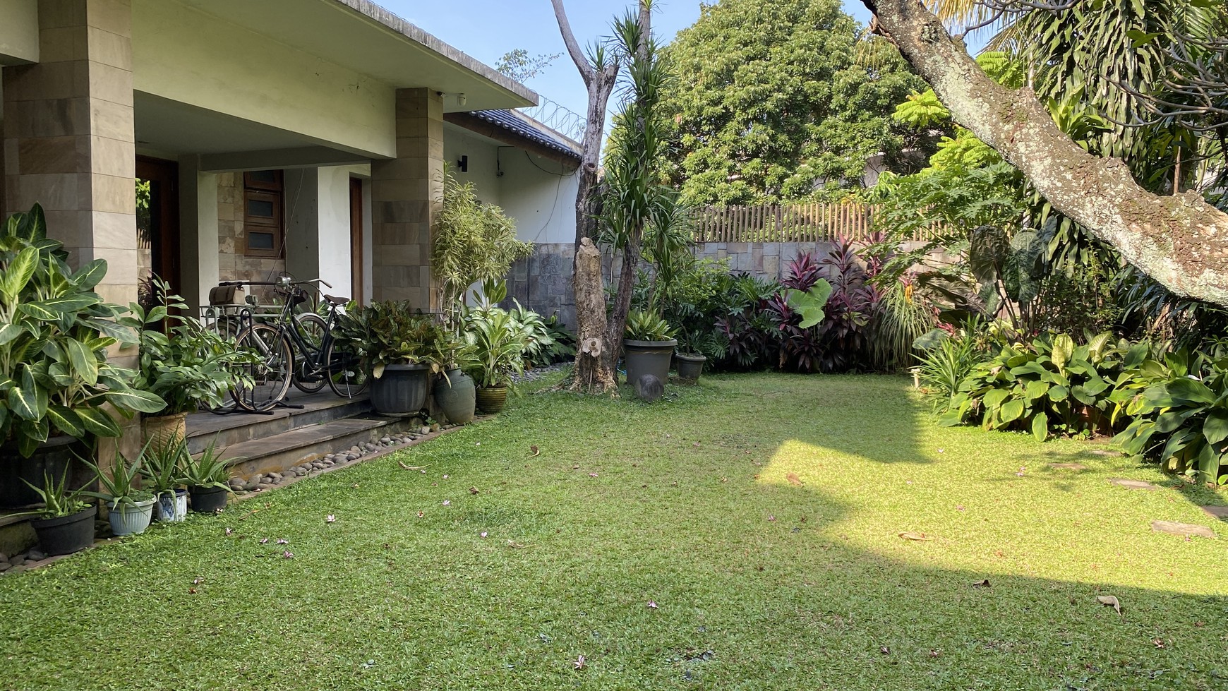 Modern house lokasi terbaik di darmawangsa, kebayoran baru