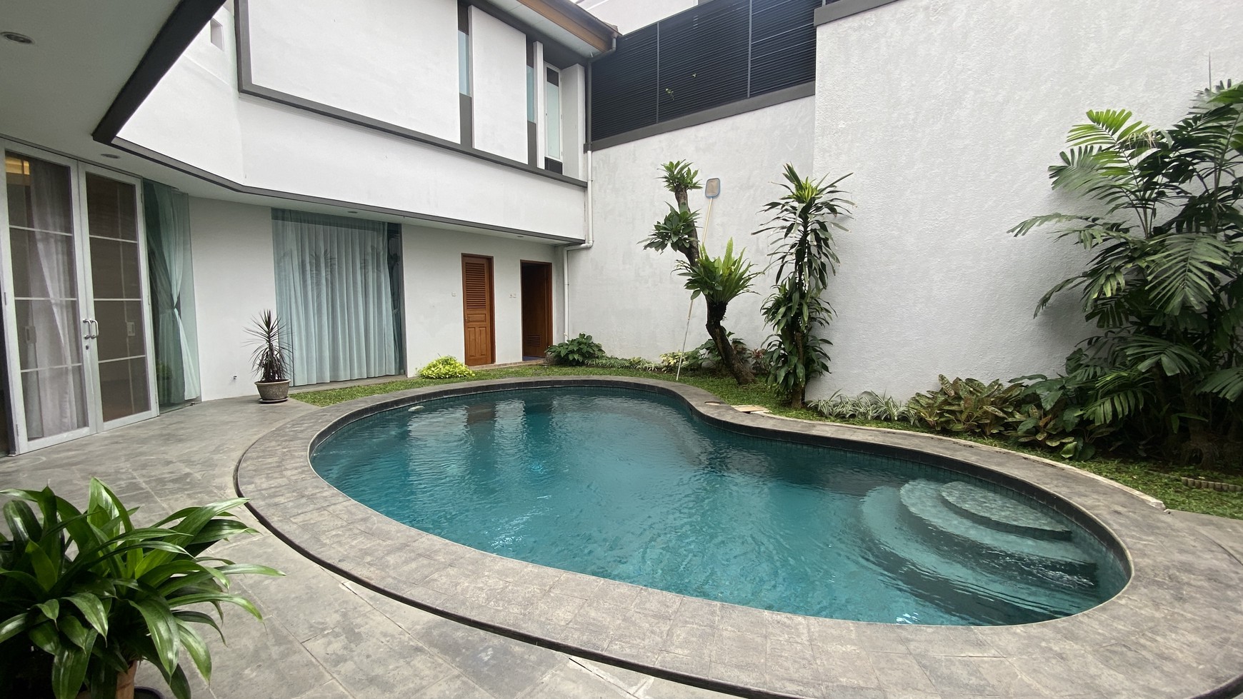 Rumah 2 Lantai Modern Tropical di Wijaya, Kebayoran Baru, Jakarta Selatan