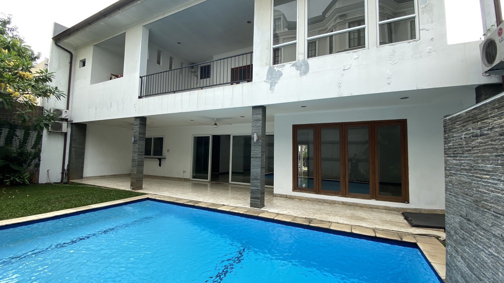 FOR SALE BEAUTIFUL AND MODERN HOUSE AT KEMANG, JAKARTA SELATAN