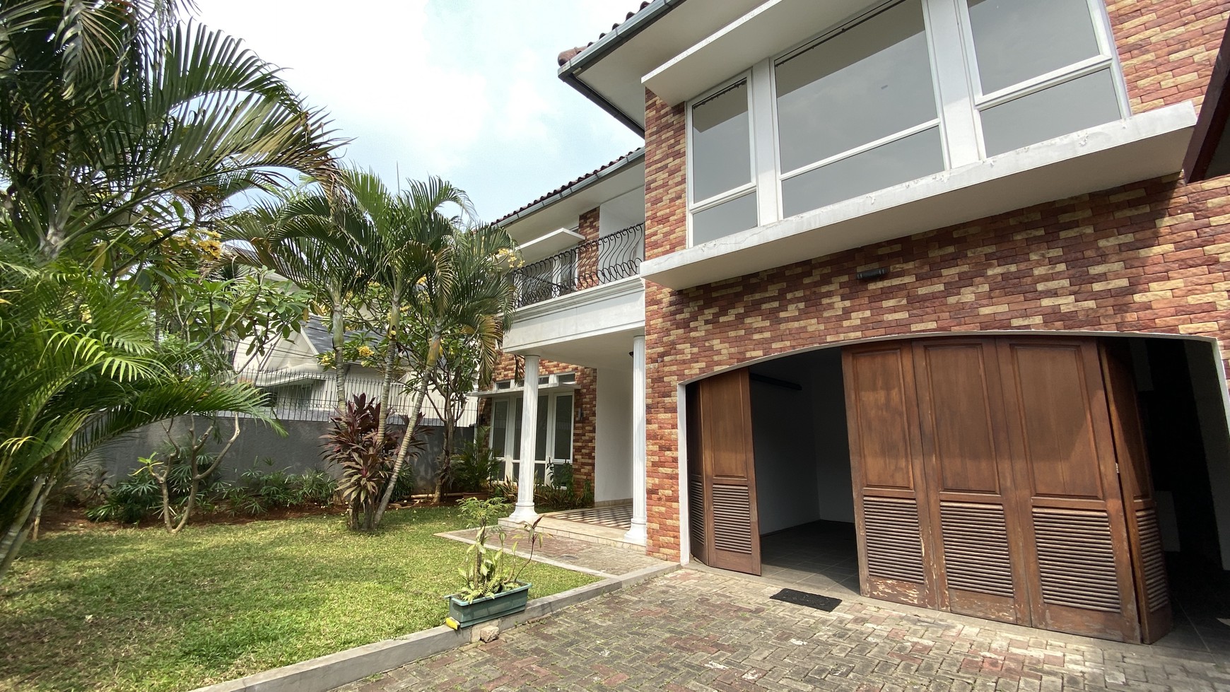 FOR SALE BEAUTIFUL AND MODERN HOUSE AT KEMANG, JAKARTA SELATAN