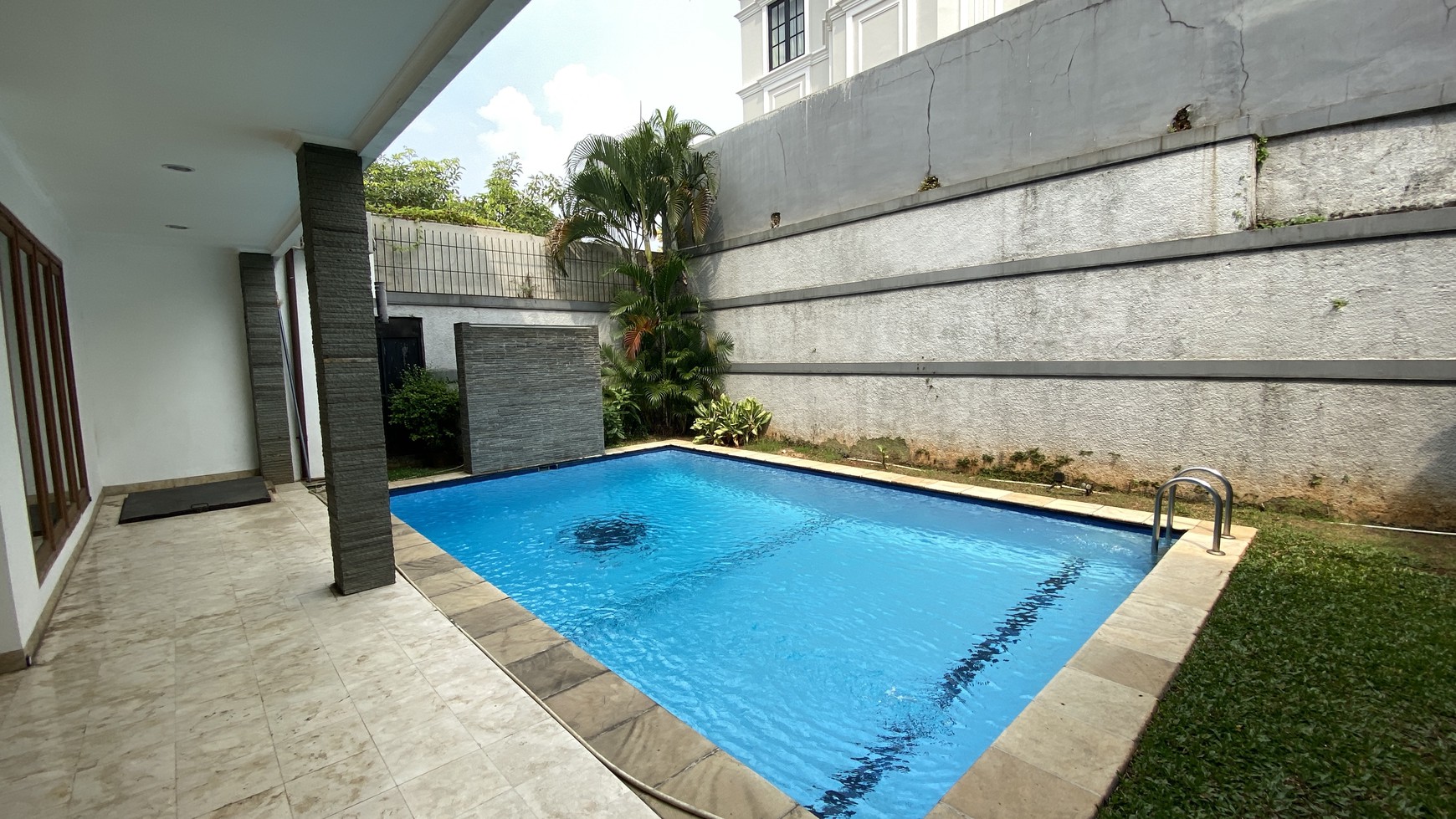 FOR SALE BEAUTIFUL AND MODERN HOUSE AT KEMANG, JAKARTA SELATAN