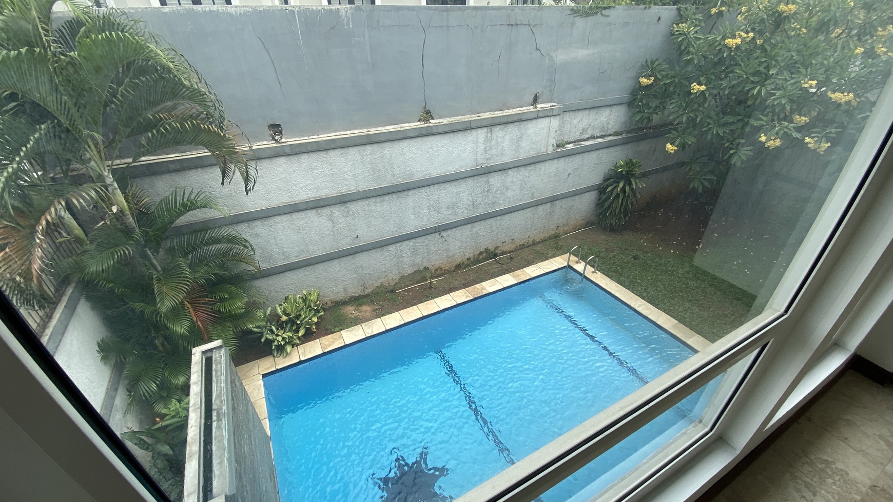 FOR SALE BEAUTIFUL AND MODERN HOUSE AT KEMANG, JAKARTA SELATAN