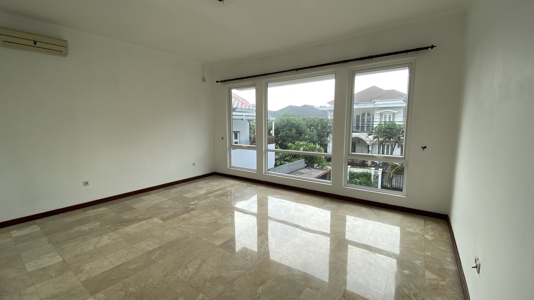 FOR SALE BEAUTIFUL AND MODERN HOUSE AT KEMANG, JAKARTA SELATAN