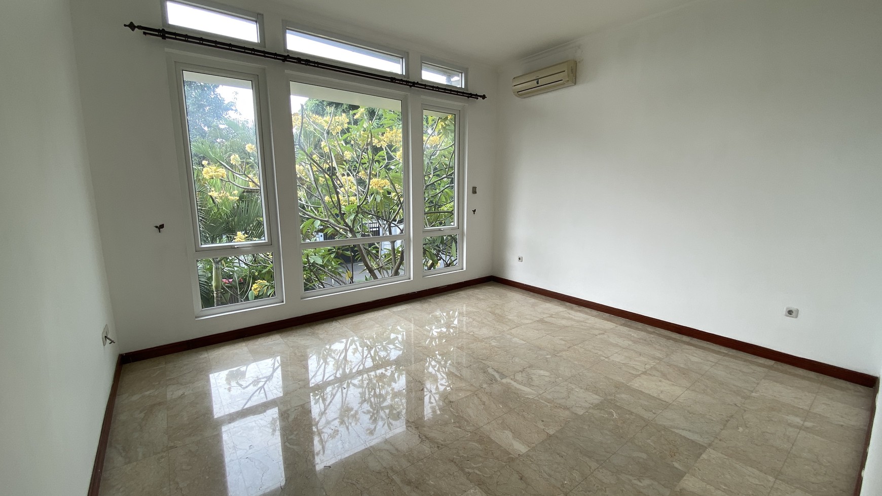 FOR SALE BEAUTIFUL AND MODERN HOUSE AT KEMANG, JAKARTA SELATAN