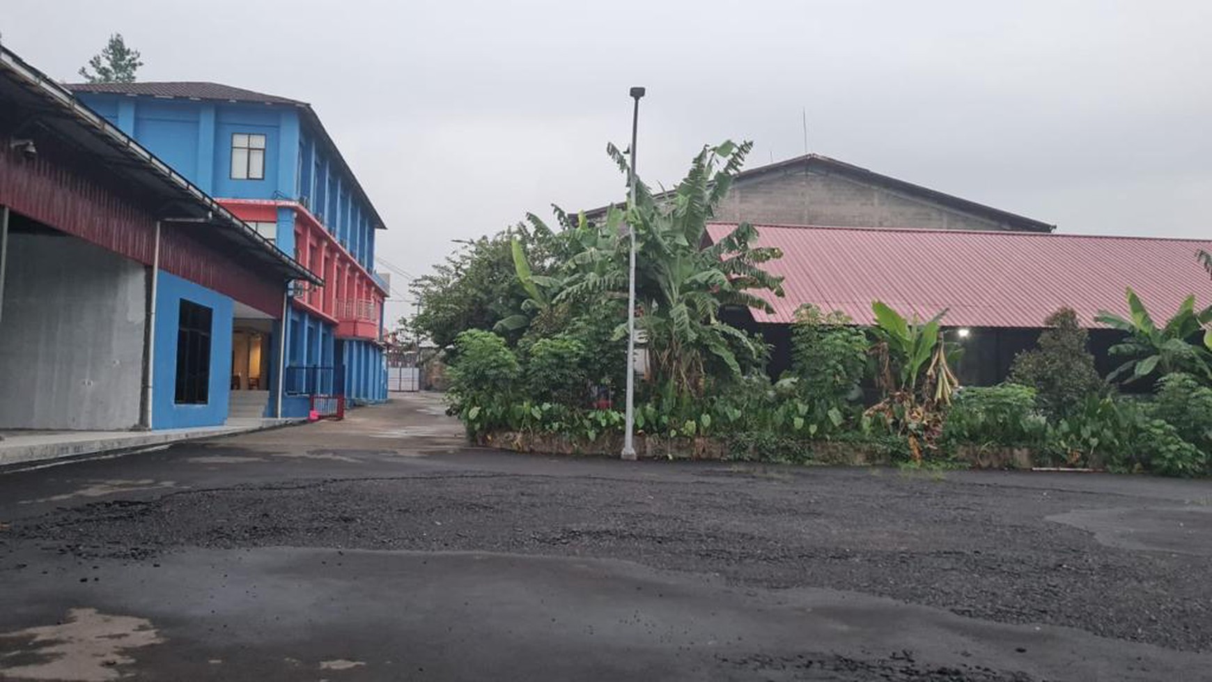 Gedung Kantor 3 Lantai Harga Menarik dekat Pintu Tol Citeureup, Kab Bogor