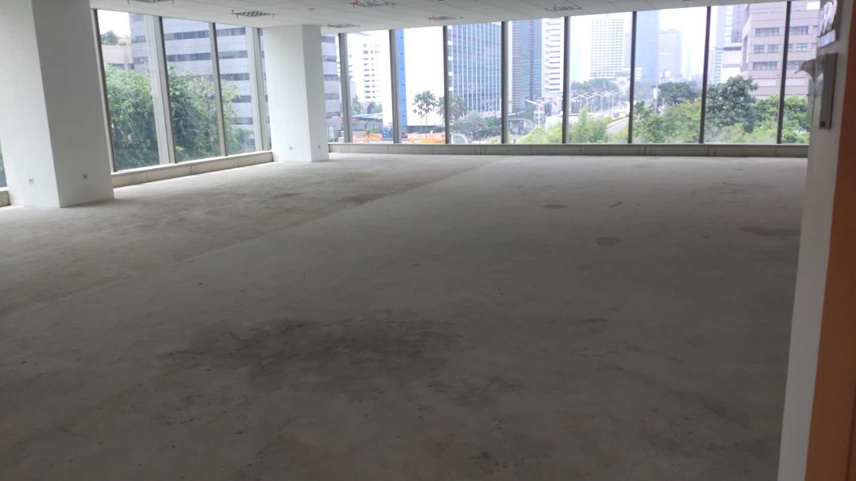 Office Space Digedung Lippo Thamrin Lantai 5, Disewakan dan dijual, posisi menghadap jalan M H Thamrin