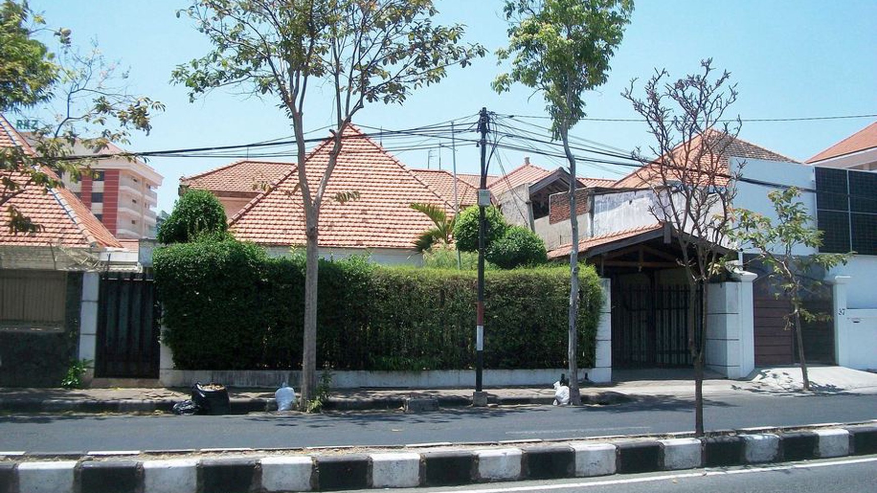 Rumah di Jl. Kutai Surabaya Pusat, bisa untuk rumah tinggal/usaha, Lokasi Strategis !!!