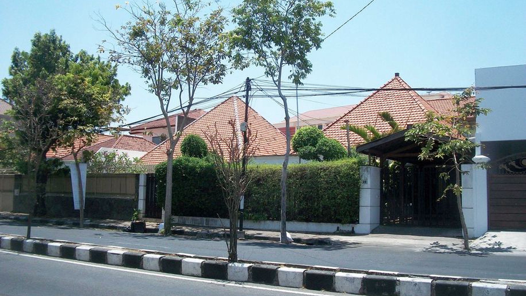 Rumah di Jl. Kutai Surabaya Pusat, bisa untuk rumah tinggal/usaha, Lokasi Strategis !!!