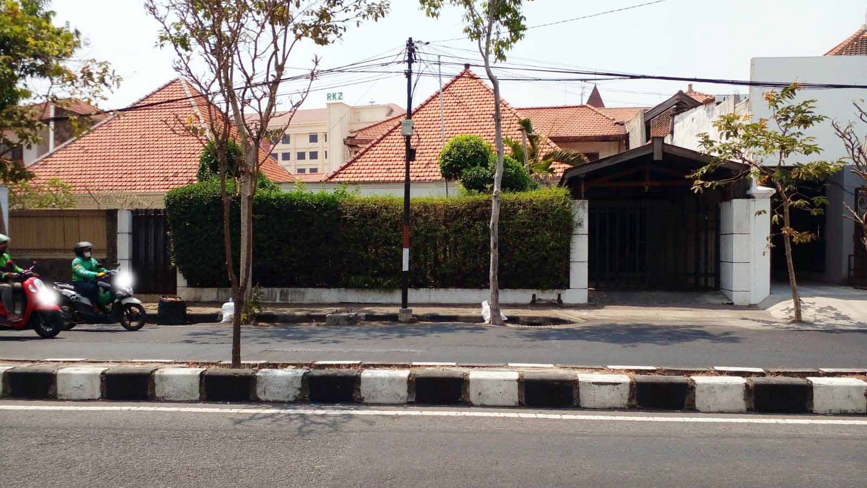 Rumah di Jl. Kutai Surabaya Pusat, bisa untuk rumah tinggal/usaha, Lokasi Strategis !!!