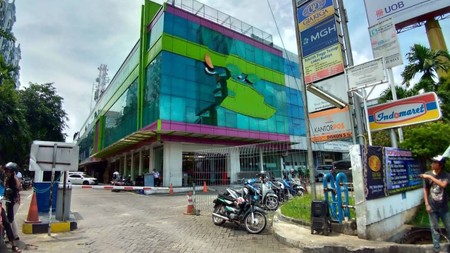 Gedung 4 lantai yang terdiri dari 6 ruko gandeng di Boulevard Barat raya,Strategis utk usaha