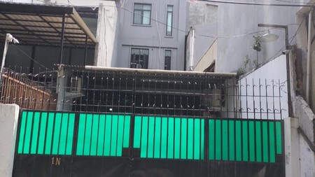 Ruko 3 lt dengan lahan parkir yg memadai,cocok untuk kantor,tempat kursus dll