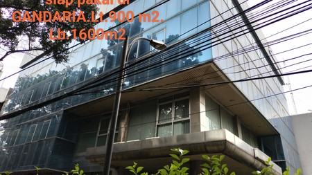Gedung 4,5 lantai,siap pakai di jln Gandaria 3, hoek,strategis dan ramai
