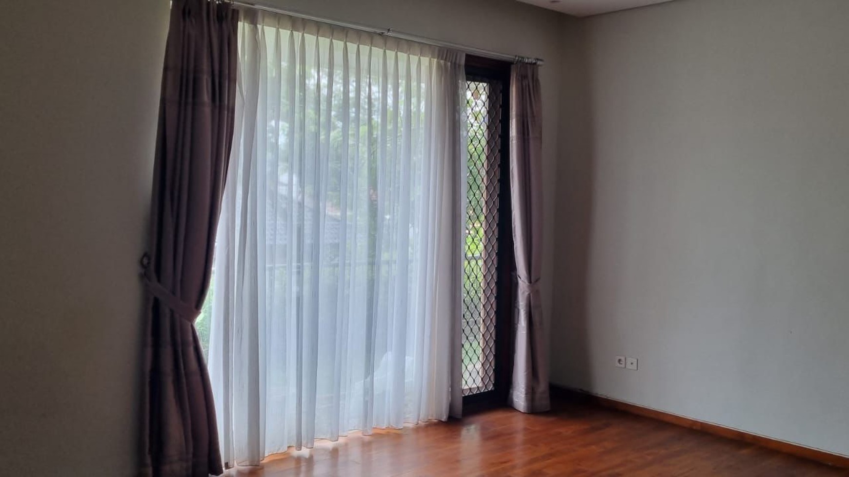 Rumah Mewah Siap Huni, Hunian Nyaman dengan Lingkungan Asri @Puri Flamboyan, Rempoa