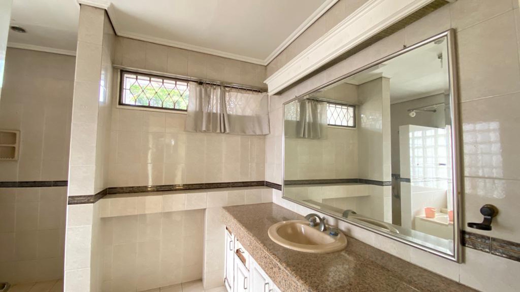 Rumah Mewah Dengan Kolam Renang di Lebak Bulus Harga Terbaik