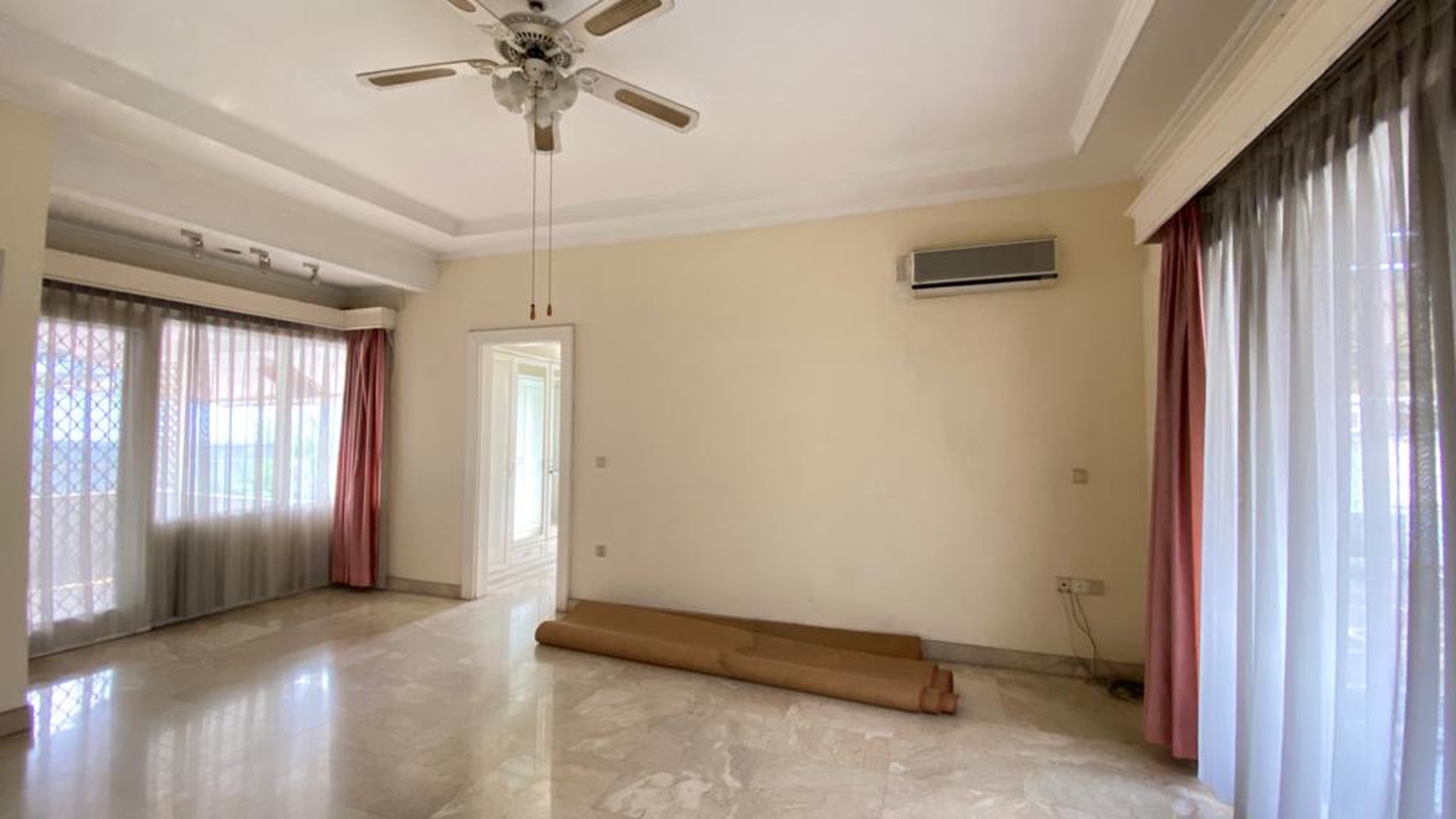 Rumah Mewah Dengan Kolam Renang di Lebak Bulus Harga Terbaik