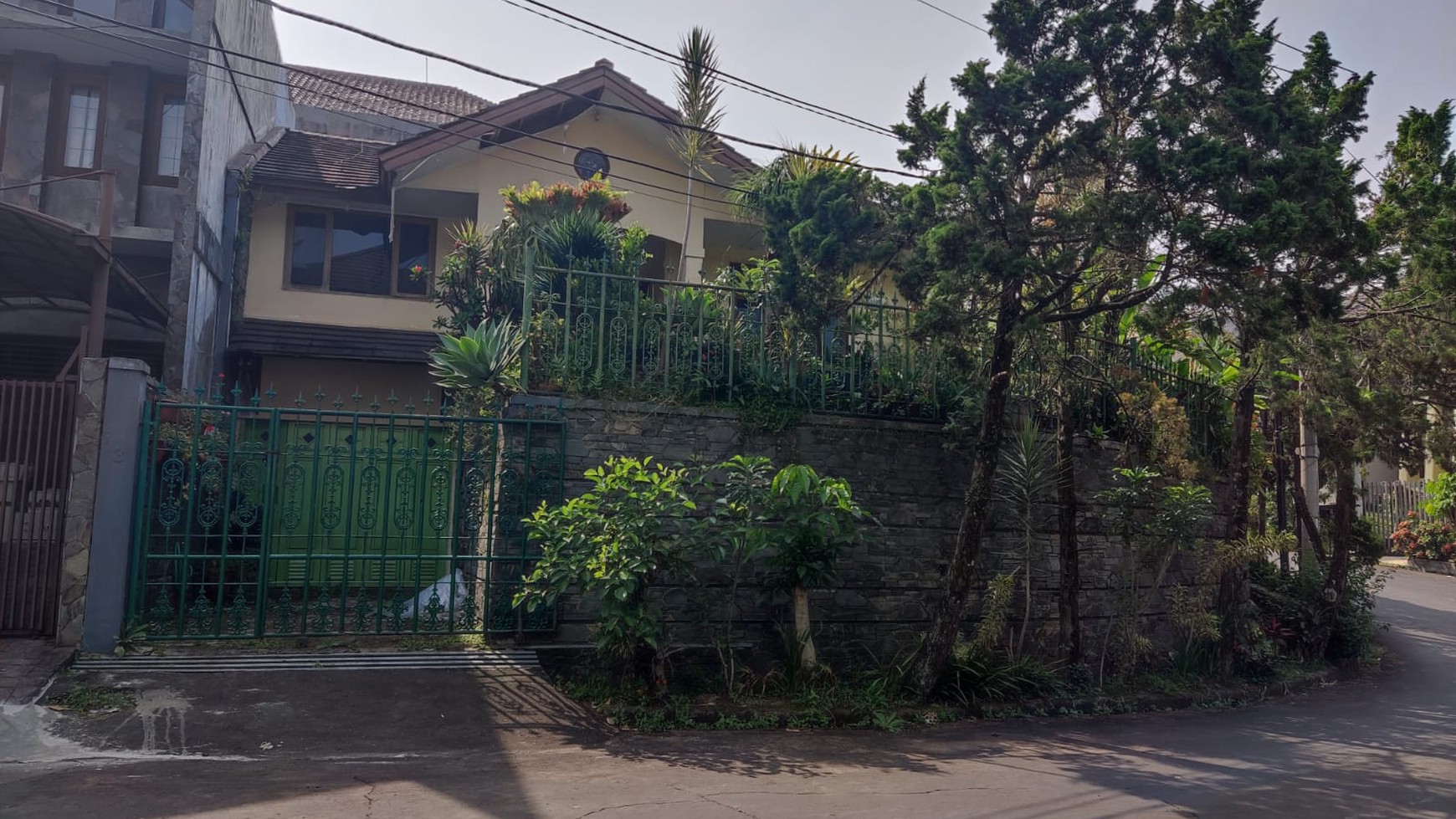 HOT DEAL! TERJANGKAU DAN JARANG ADA! Rumah Hoek Nyaman 1 Lantai di Komplek Geger Kalong, Bandung!