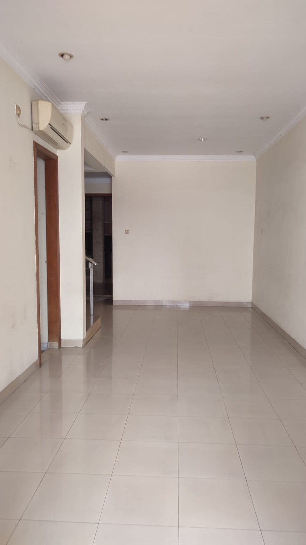 Rumah 2 lantai ,harga Nego ,Lokasi Tenang di Kelapa Gading