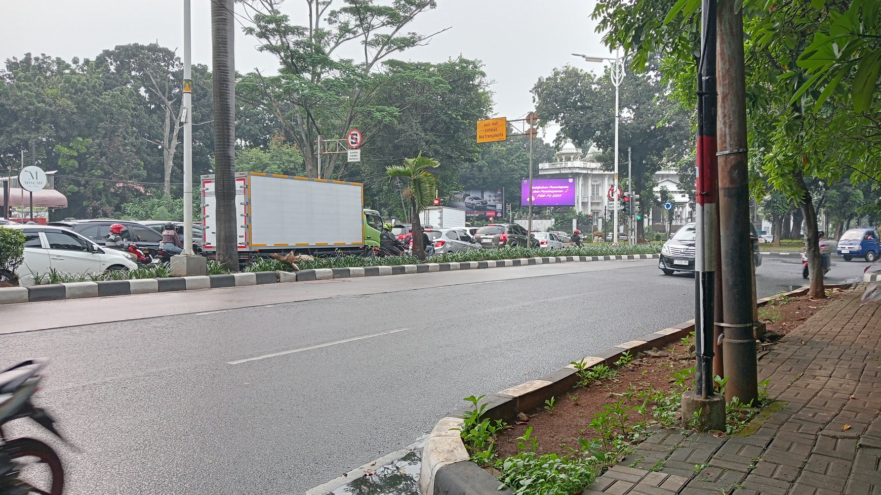 Rumah mewah dan luas di Metro Pondok Indah