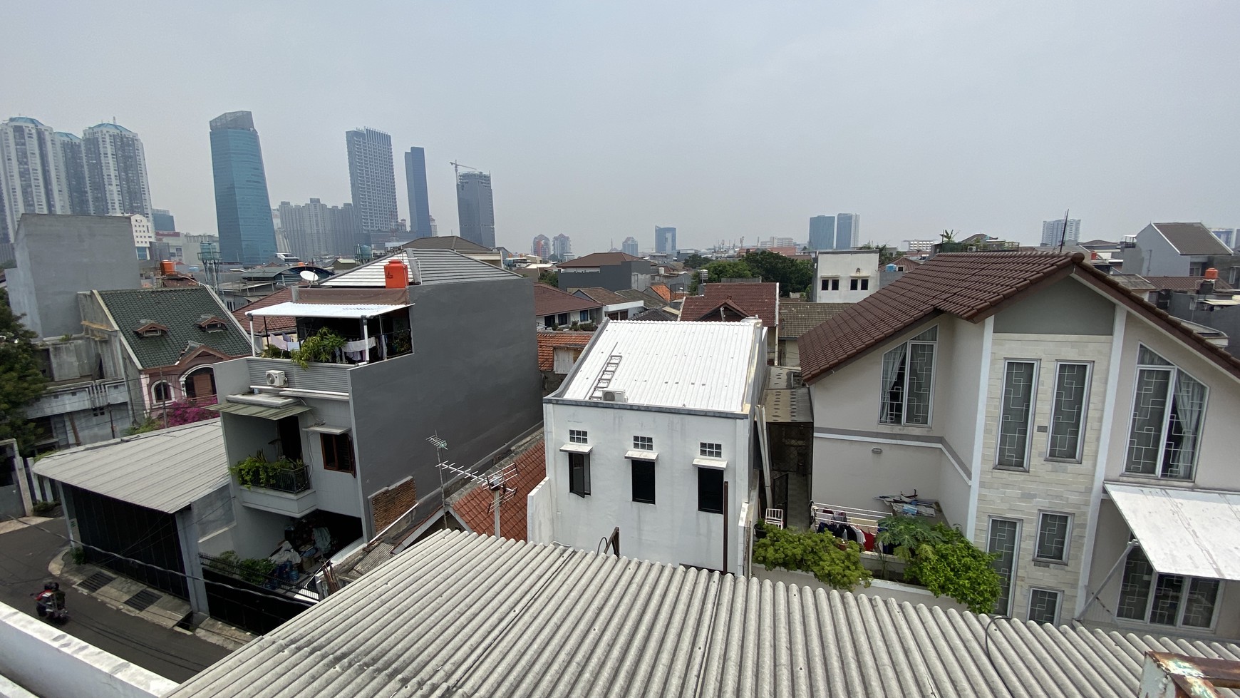 Rumah kost 3.5 lt di Tomang. Dekat Pusat Bisnis & mal Central Park