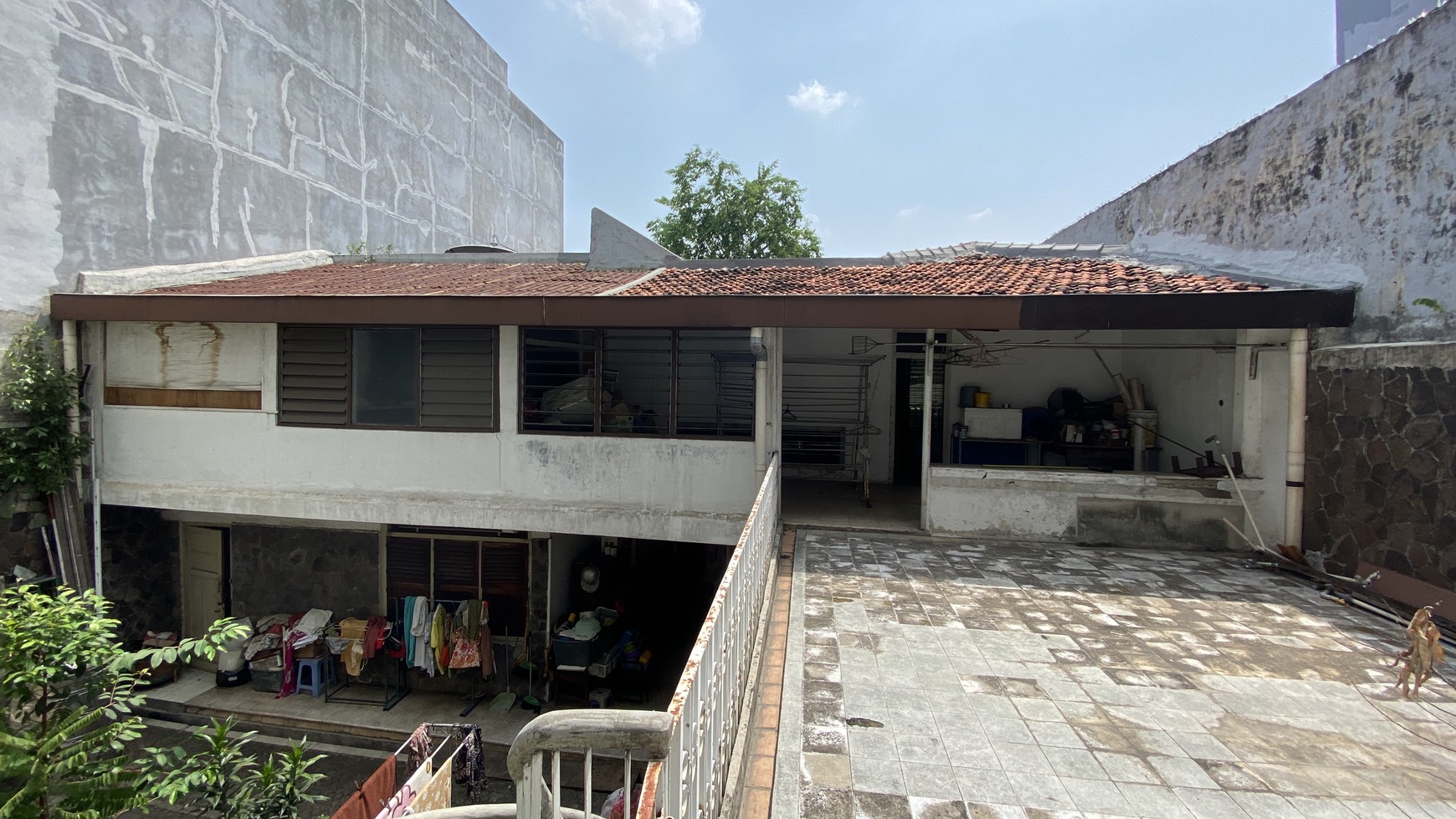 Rumah 1.5 lantai pd jln besar di Tomang. Sgt dekat Pusat Bisnis & Mall