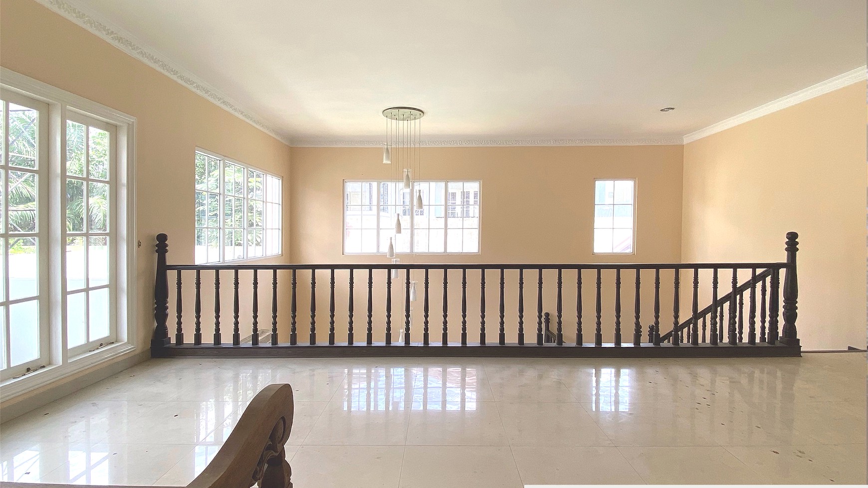 Rumah Besar dengan Halaman Luas di Kota Wisata, Cibubur