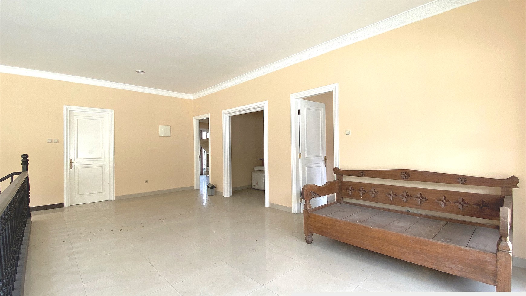 Rumah Besar dengan Halaman Luas di Kota Wisata, Cibubur